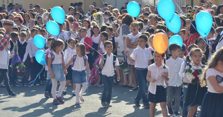 Scandalos! Ce se întâmplă ILEGAL la fiecare deschidere de an școlar! Si se TOLEREAZĂ asta de 30 de ani!