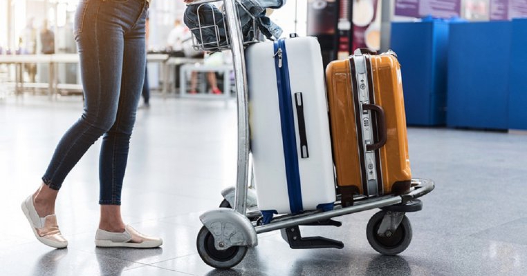 O femeie a fost prinsă în aeroport cu un bebeluș în bagajul de mână