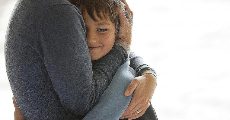 Vrei un copil sănătos emoțional? Trebuie să îi oferi 12 imbrățișări pe zi