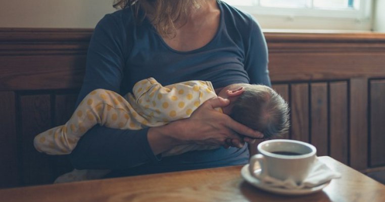 „Ești dezgustătoare!” Un bărbat urlă la o mamă care alăptează într-o cafenea