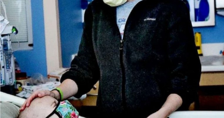 Te vad în fiecare noapte și nu mai pot să tac! Ce spune mama unui copil de 2 ani bolnav de cancer asistentei care o îngrijește