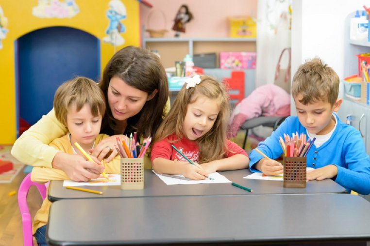 Ministerul Educației a interzis opționalele plătite de părinți în școli și în grădinițe