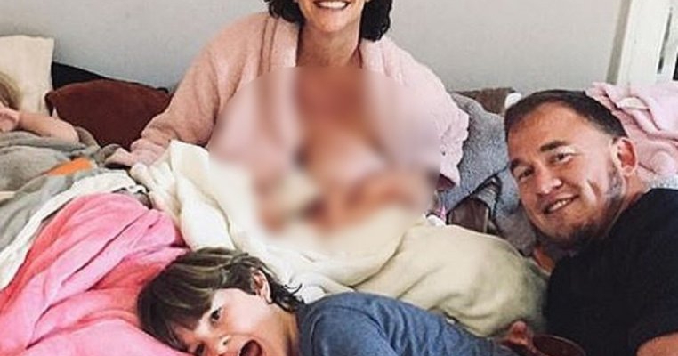 Alanis Morissette dărâma mitul mamei-vedetă! Cum își alăptează bebelușul, în timp ce are grijă și de ceilalți copii ai ei