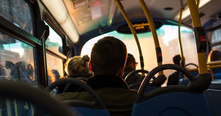 ALERTĂ de pedofil! Un bărbat ademenește copiii cu 50 de lei prin autobuzele din centru