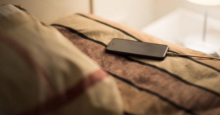 Nu mai lăsați telefoanele la încărcat pe pat! O fată a murit pentru că telefonul a explodat lângă ea