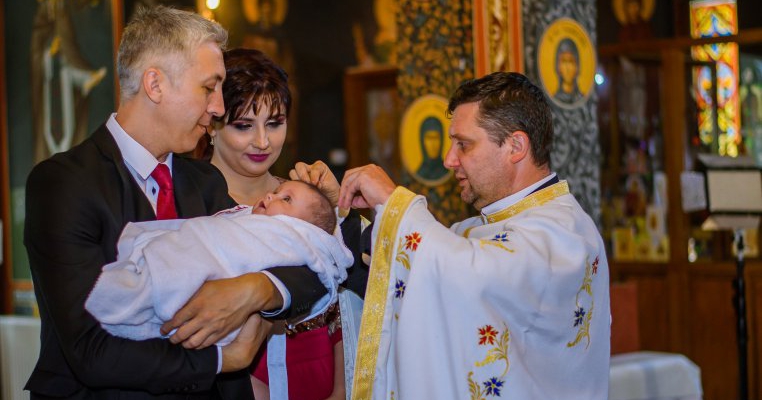Cum alegi fotograful potrivit pentru botezul copilului?