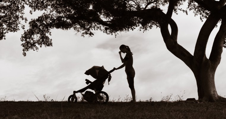 Depresie postpartum sau deficit de vitamine? Ce spun specialiştii