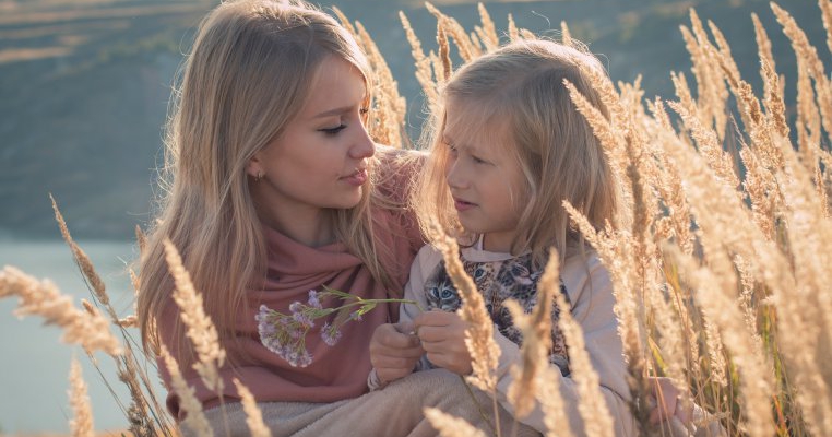 Mămicile cool poartă blond! Cum ajungi la nuanța mult visată.