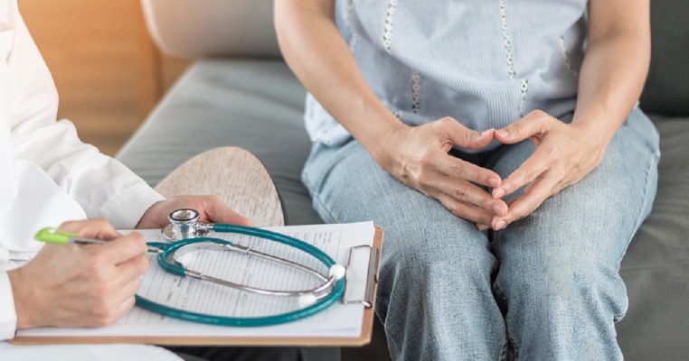 Unei mame i-a fost refuzată mamografia, pentru că este prea tânăra, apoi a aflat că are cancer