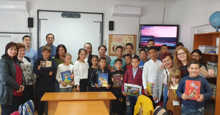 Bibliotecă donată pentru 1600 de copii din Slobozia Bradului