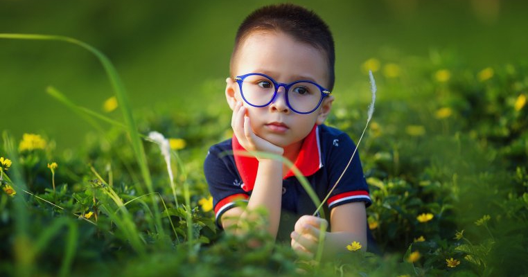 Un copil din Satu Mare a fost refuzat de toate școlile pentru că are un IQ prea mare și ADHD