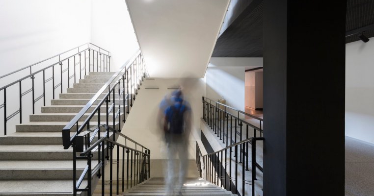 Joaca la școală a ucis un copil! A căzut printre balustradele scărilor