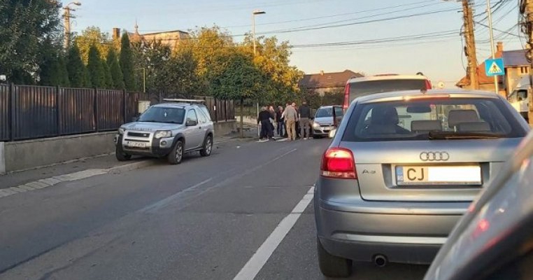O mamă cu copilul în brațe a fost lovită pe trecerea de pietoni! Accidente în lanț la Cluj!