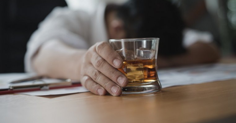 Directorul unui liceu din Calafat vine băut la ore. Uneori, elevii îl adună de pe jos
