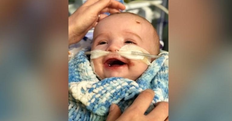 Un bebeluș s-a trezit din comă și a zâmbit părinților. Miracolele chiar există!