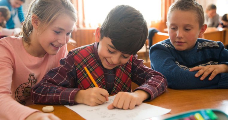 UNICEF invită profesorii și elevii din România să ia parte la cea mai mare lecție din lume pe tema drepturilor copilului