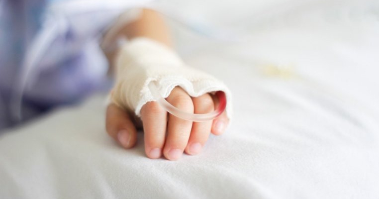 Drama copilului de 3 ani din Ibănești, cu arsuri grave, plimbat prin spitalele din toată țara