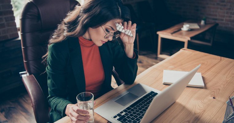 4 vitamine care te scapă de simptome premenstruale