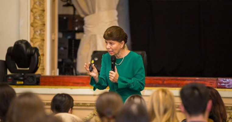 Dr. Valeria Herdea, despre alimentația naturală a bebelușului: "Echilibrul emoțional al familiei este baza unui copil care nu va avea colici"