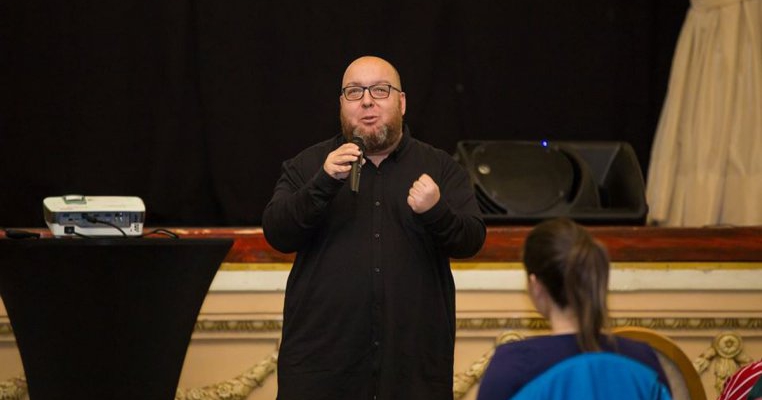 Psih. Radu Leca despre rolul tatălui în alăptare: "Soția are nevoie de dragoste, somn, hrană bună și atenție din partea lui, nu de hărțuire sexuală."