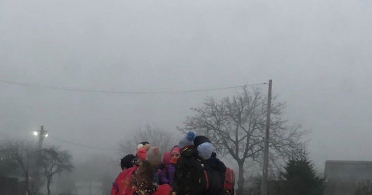 Fotografia unui viitor chinuit: o caruță plină de copii înghesuiți, în drum spre școală, pe o vreme geroasă