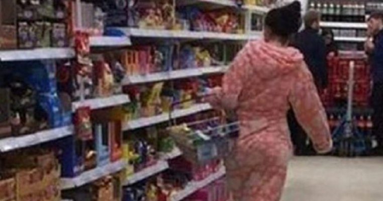 Eram la coadă la supermarket, în fața mea o gravidă în pijamale și cu ochiul vânăt. Ce a urmat este o lecție devastatoare