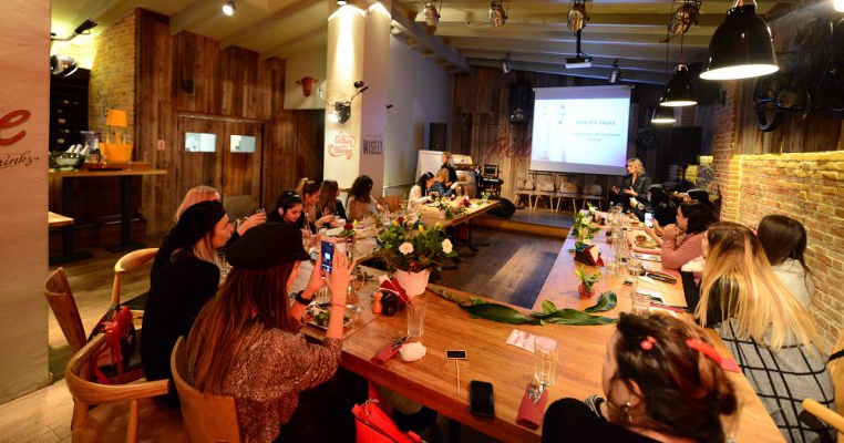 Plus1 și publicația Jurnalul de Estetică lansează Beauty Talks, seria evenimentelor dedicate creatorilor de conținut din industria de frumusețe