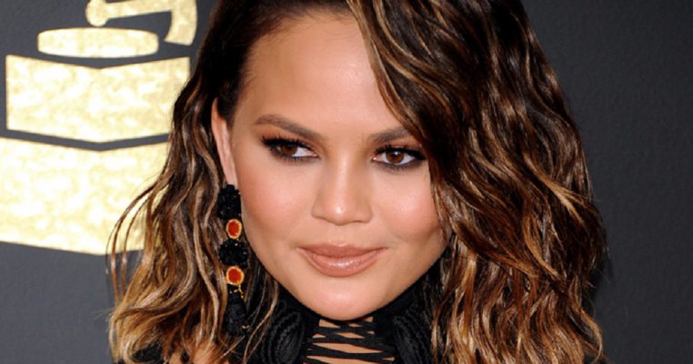 Replica fabuloasă a lui Chrissy Teigen când un fan i-a spus să nu mai stea dezbrăcată lângă fiica ei