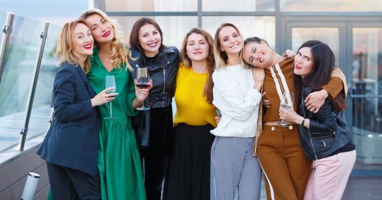 Femeile au mai mult succes când sunt înconjurate de prietene puternice şi deştepte