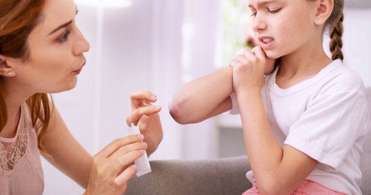 Pentru juliturile și cicatricile la copii: Flamozil Kids și Scagel Kids – o combinație reușită