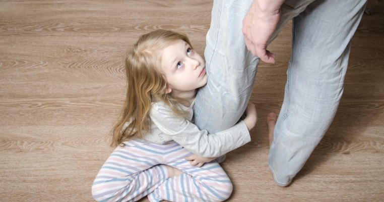 Nu mai forța copilul să construiască relații cu rude care îl abuzează emoțional