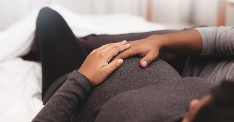 Dramă în Prahova: O tânără însărcinată în 9 luni, trimisă acasă de la spital, a murit în aceeași zi, în brațele soțului său