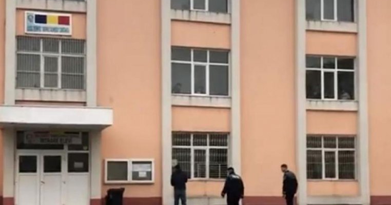 Un copil de 12 ani a căzut de la etajul doi al liceului în care învăța