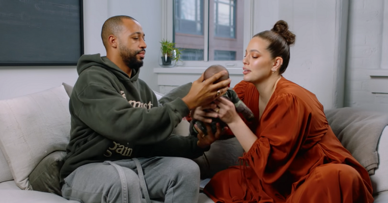 Ashley Graham ne face cunoștință cu fiul ei printr-un video emoționant