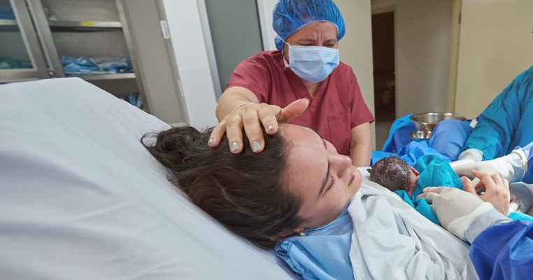 O femeie de 37 de ani din Iași a născut la urgențe, fără să știe că este gravidă