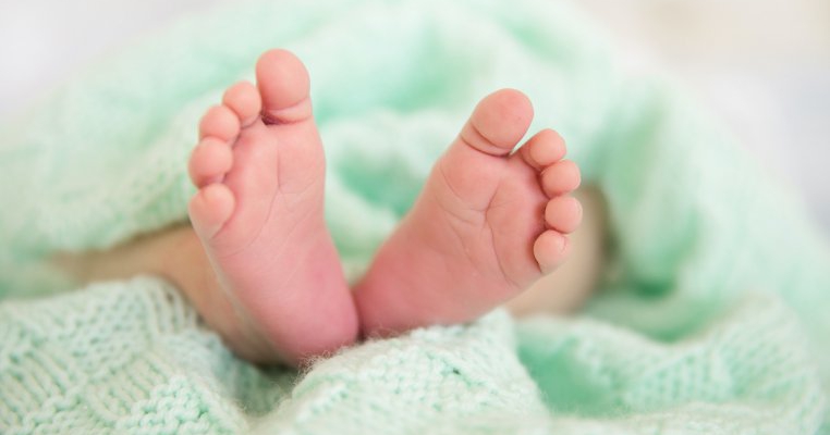 Un bebeluș moare spânzurat pentru că părinții i-au pus un șnur pentru noroc în jurul gâtului