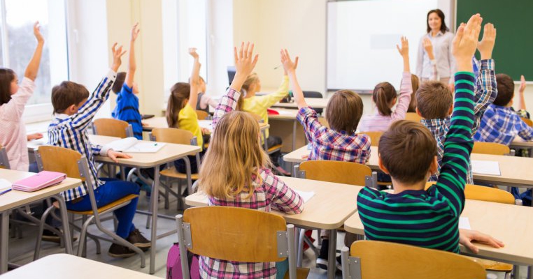 Schimbări importante în educație: număr de elevi redus la clase și transport gratuit