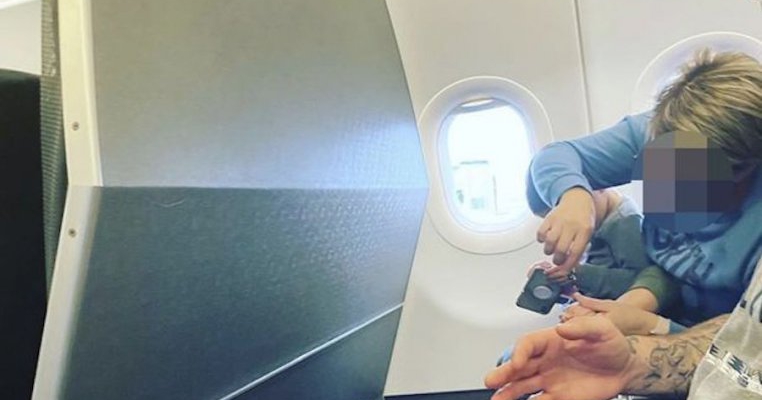 Șoc în avion: o mamă a început să taie unghiile copilului în timpul unui zbor