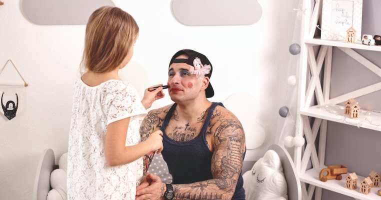 Cine este mai implicat în creșterea copilului? Mama sau tata? Dacă v-aș spune că sunt un tată care stă acasă cu copiii și mi-ați vedea tatuajele....