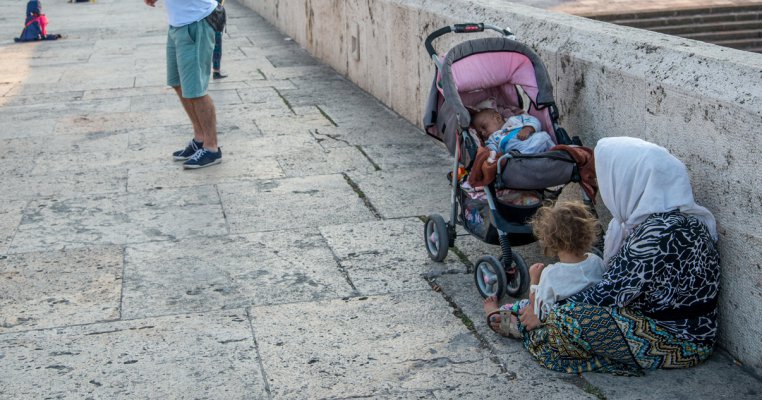 Caz șocant! Un bebeluș a fost răpit din maternitate și folosit la cerșit