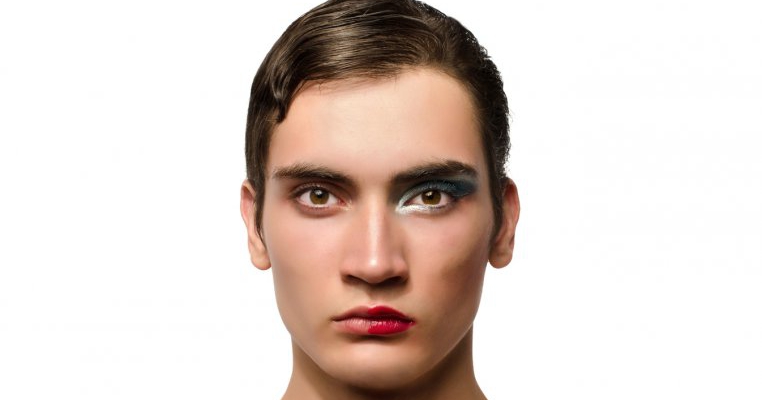 Copilul meu de 7 ani nu are nevoie să știe ce e acela un travestit! Scandal la o școală unde invitatul care le-a vorbit copiilor a scandalizat părinții