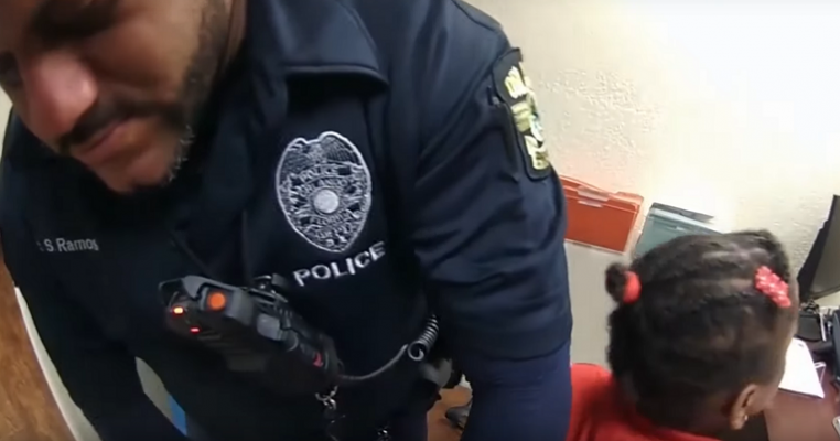Video: O fetiță de 6 ani este încătușată și arestată de poliție. Motivul este șocant!