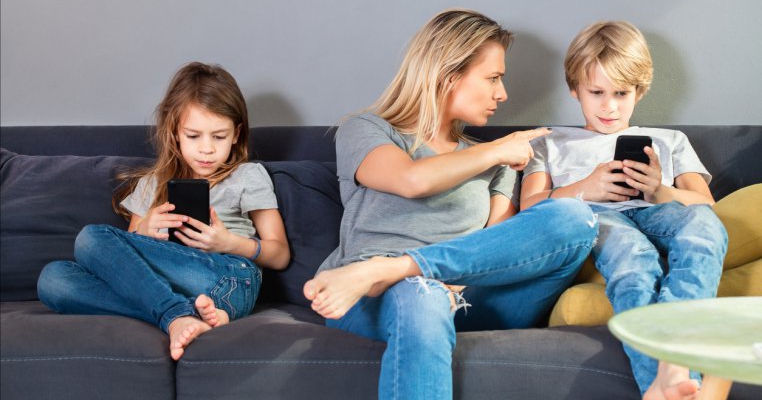Părinți, este de datoria voastră să contați mai mult decât telefoanele mobile, în viața copiilor voștri