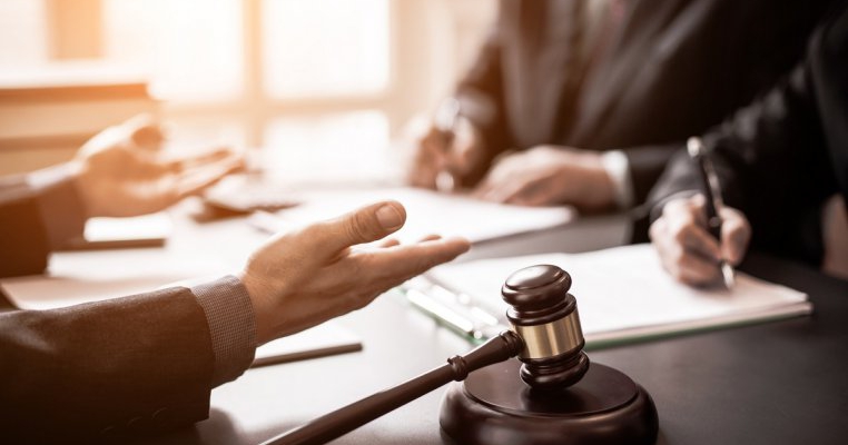 Mizeria justiției românești: cum s-a decis că o fetiţă de 11 ani nu a fost violată, ci a făcut sex de bunăvoie cu bărbatul care putea să-i fie bunic