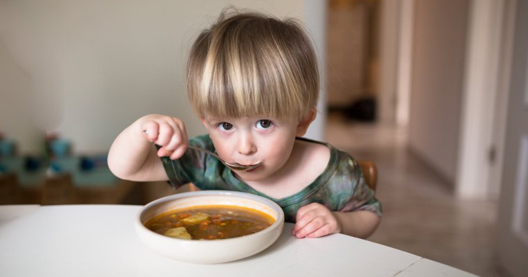 De vorbă cu nutriționistul: este musai să dăm mâncare gătită copilului în fiecare zi?