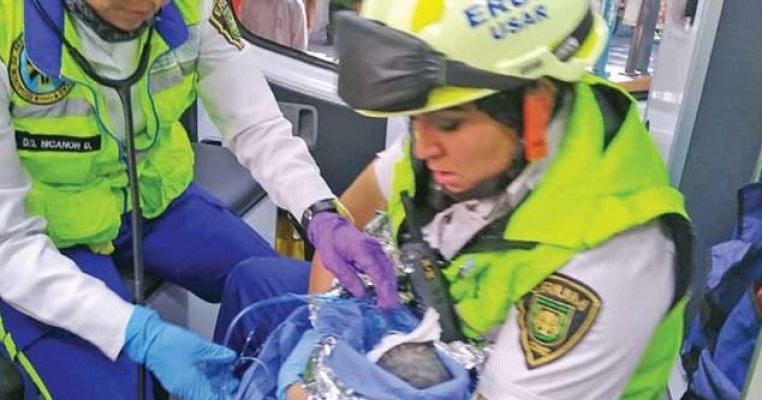 Momentul șocant când un nou-născut este salvat, după ce mama l-a aruncat între zidurile unei clădiri