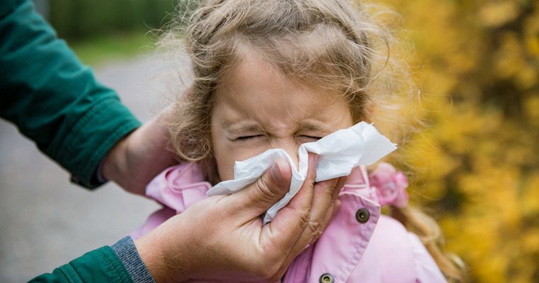 O mama diagnosticată cu coronavirus și-a trimis copilul la școală până ieri