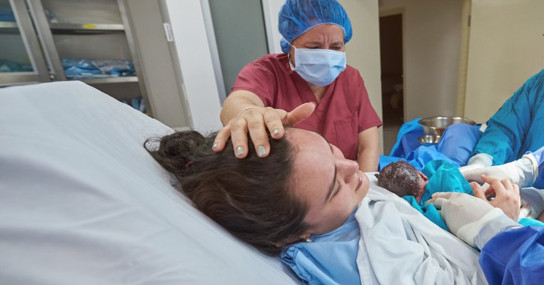 Gravidele diagnosticate cu Covid-19 nu transmit virusul bebelușilor la naștere, conform unui studiu