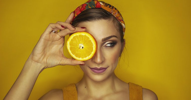 6 moduri prin care vitamina C îți ajută tenul