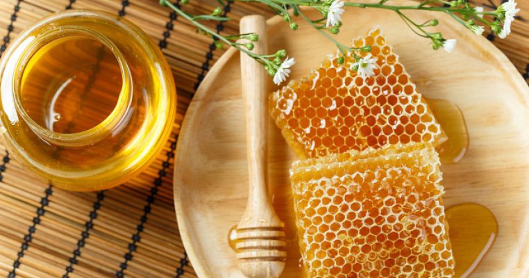Tot ce trebuie să știi despre terapiile naturale cu miere și propolis